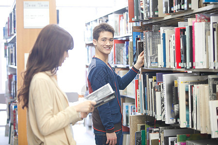 在图书馆学习的大学生图片