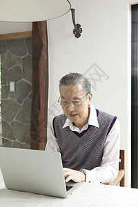 老年男性使用电脑图片