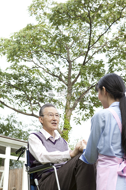 护工照顾轮椅上的老爷爷