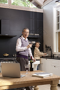 厨房里的中老年夫妇图片