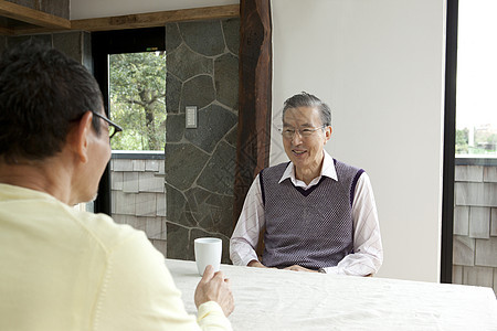 两位老年挚友一起吃茶点下午茶图片