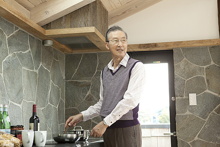 独自烹饪的老年人图片