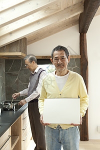 厨房烹饪的老年人图片