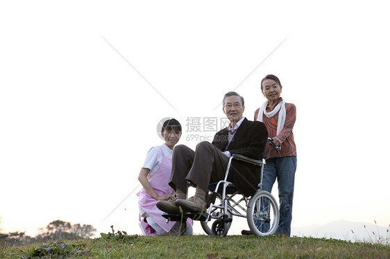 奶奶推轮椅上的爷爷到户外散步图片