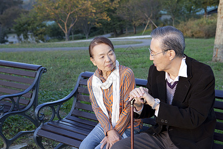 公园里老年夫妻长椅上休息图片