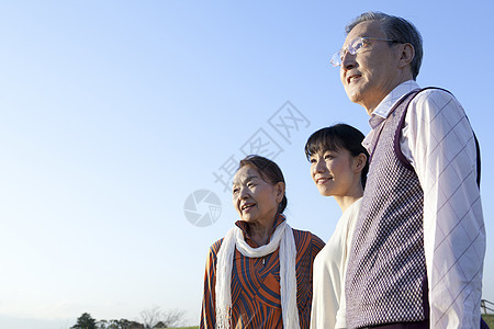 蓝天下的家人形象图片