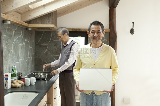 厨房烹饪的老年人图片