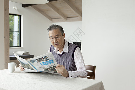 餐厅看报纸的老年男性图片