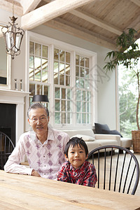 餐桌前的爷爷和孙子图片