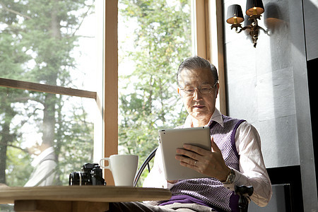 老年男性独自在家看书阅读图片