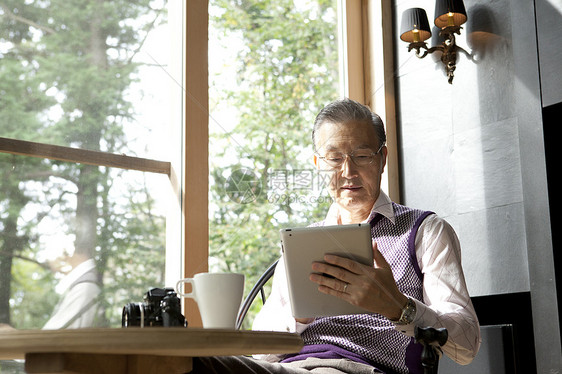 老年男性独自在家看书阅读图片