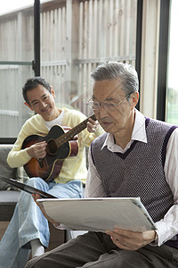 老年男性好友弹吉他玩音乐图片