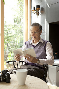 老年男性独自在家阅读书籍图片