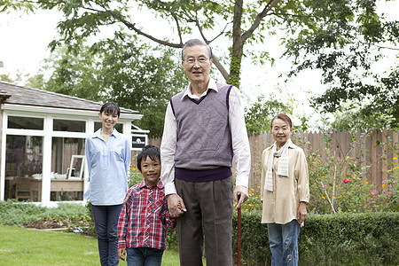 房屋后院散步的祖孙三代形象图片