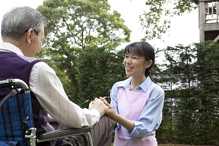 护理看护照顾轮椅上的老年人图片