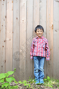 木屋前的小男孩形象图片