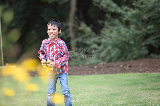 公园里玩耍探索的小男孩图片