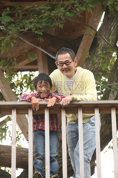 树屋上玩耍的孙子和爷爷图片