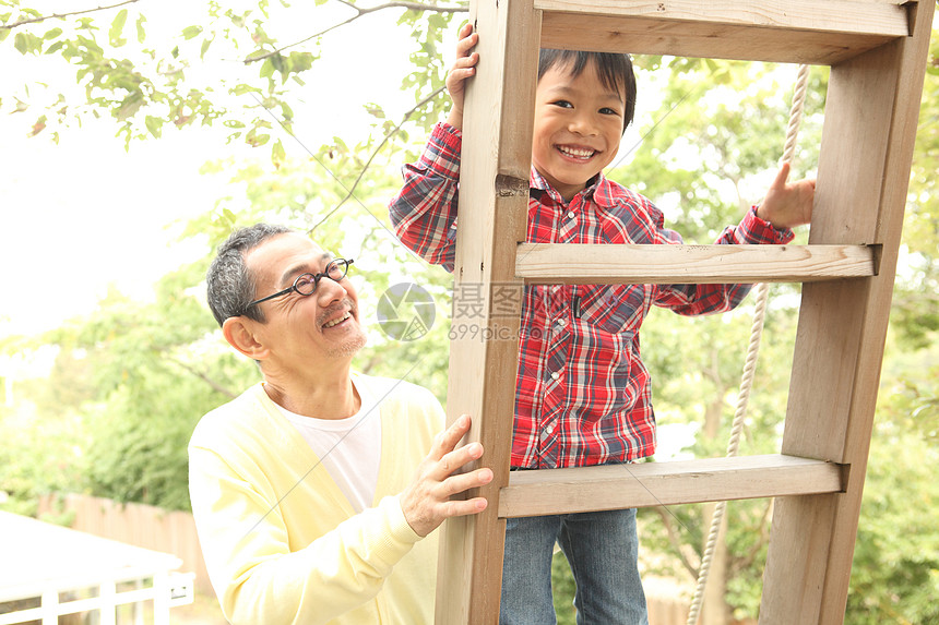 树屋上玩耍的孙子和爷爷图片