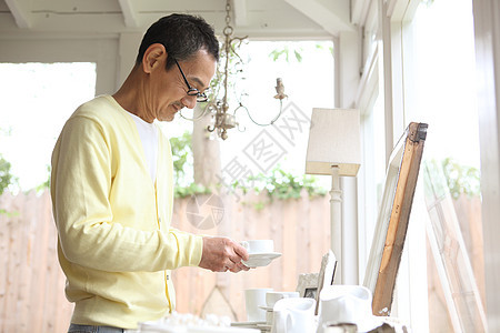 居家收拾餐具的中年男性图片