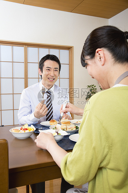 夫妻居家吃早饭图片