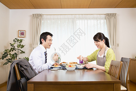 夫妻居家吃早饭图片