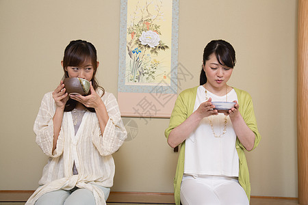女性闺蜜体验日式茶道图片
