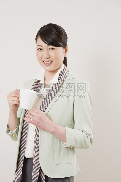 中年商务女性喝咖啡图片