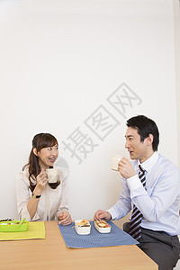 妻子和丈夫在餐桌上交谈图片