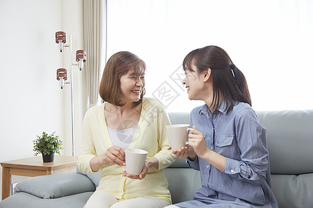 老人和女儿喝茶聊天图片