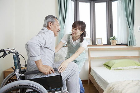 护理护工照顾居家轮椅上孤独老人图片
