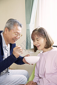 爷爷照顾奶奶饮食图片