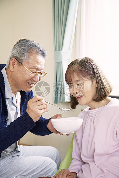 爷爷照顾奶奶饮食图片