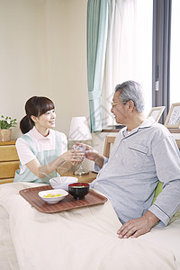 护理护工照顾居家孤独老人饮食图片
