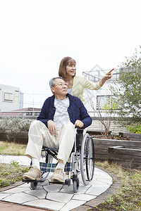 奶奶推着轮椅上的爷爷去屋顶看风景图片