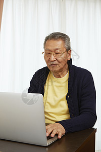 居家老人独自学习电脑图片