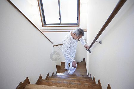 独居老人艰难上楼梯图片