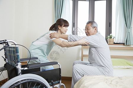 护理护工照顾轮椅上的老人图片