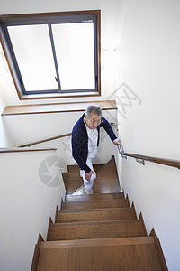 老年男性在上楼梯图片