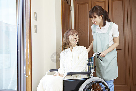 护工推着轮椅上的老人图片