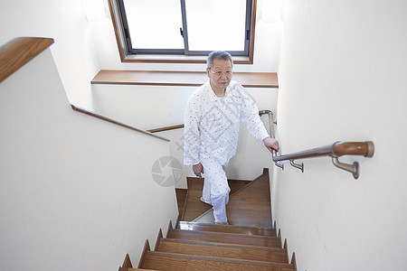 老年人独自走楼梯图片