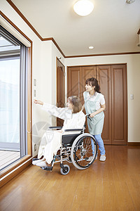 女性护工照顾轮椅上的老人图片