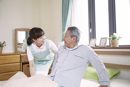 女性护工照顾独居老人的起居图片