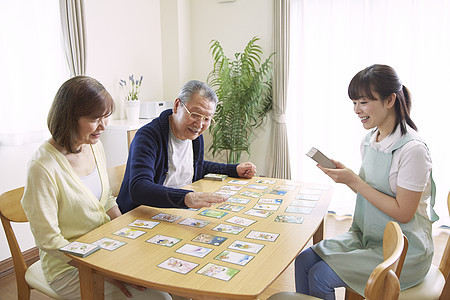 护工在帮助老年夫妇玩游戏图片