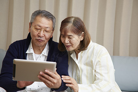 老年夫妇在看平板电脑图片