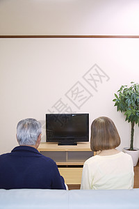 老年夫妇在客厅里看电视图片