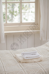 自然光宾馆床上的毛巾图片