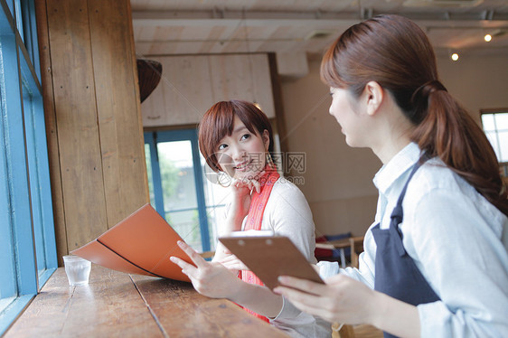 女咖啡厅员工和客人形象图片