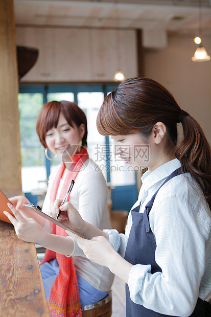 咖啡店里女孩在跟店员点餐图片