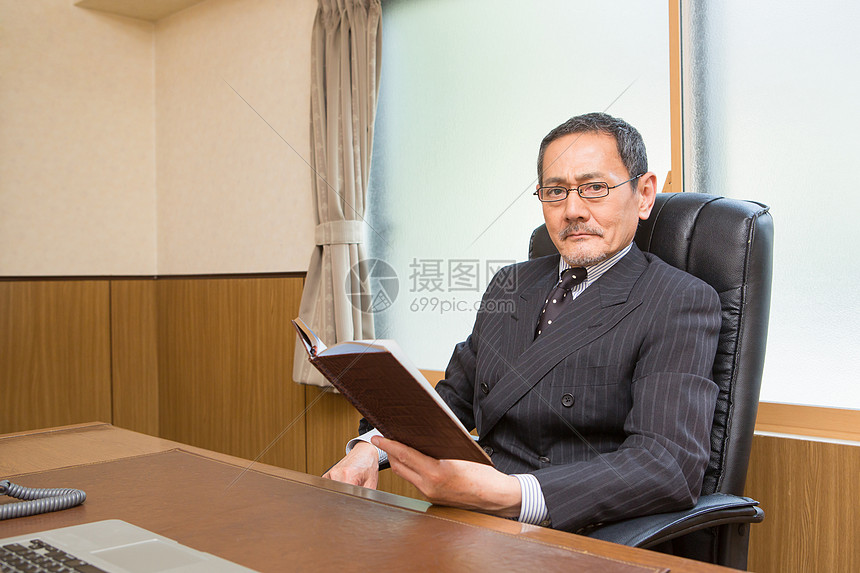 坐在办公室椅子上的老板形象